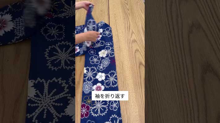 YouTubeチャンネル『洗濯研究家 4児ママ社長平島利恵』の平島利恵さんが浴衣をたたむ写真