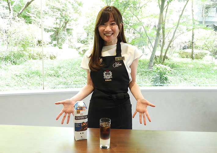 UCCコーヒーの村田講師とアイスコーヒーの写真