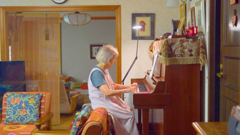 ピアノ弾くおばあさんの写真