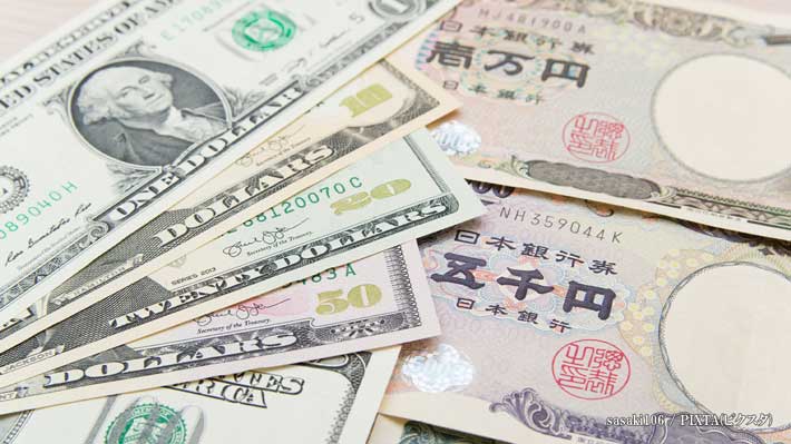 日本とアメリカの紙幣の写真