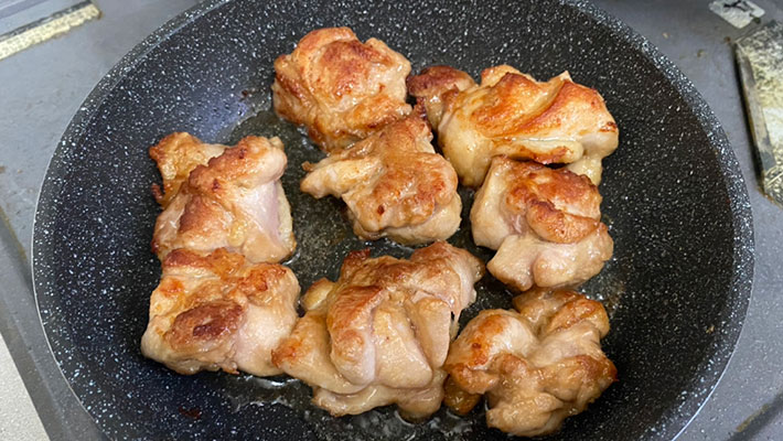 鶏肉をフライパンで焼く写真