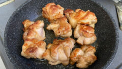 鶏肉をフライパンで焼きつける写真