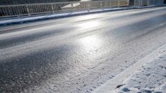 凍結した路面の写真