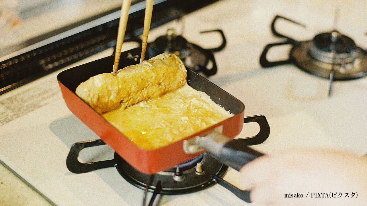 玉子焼きを焼く写真