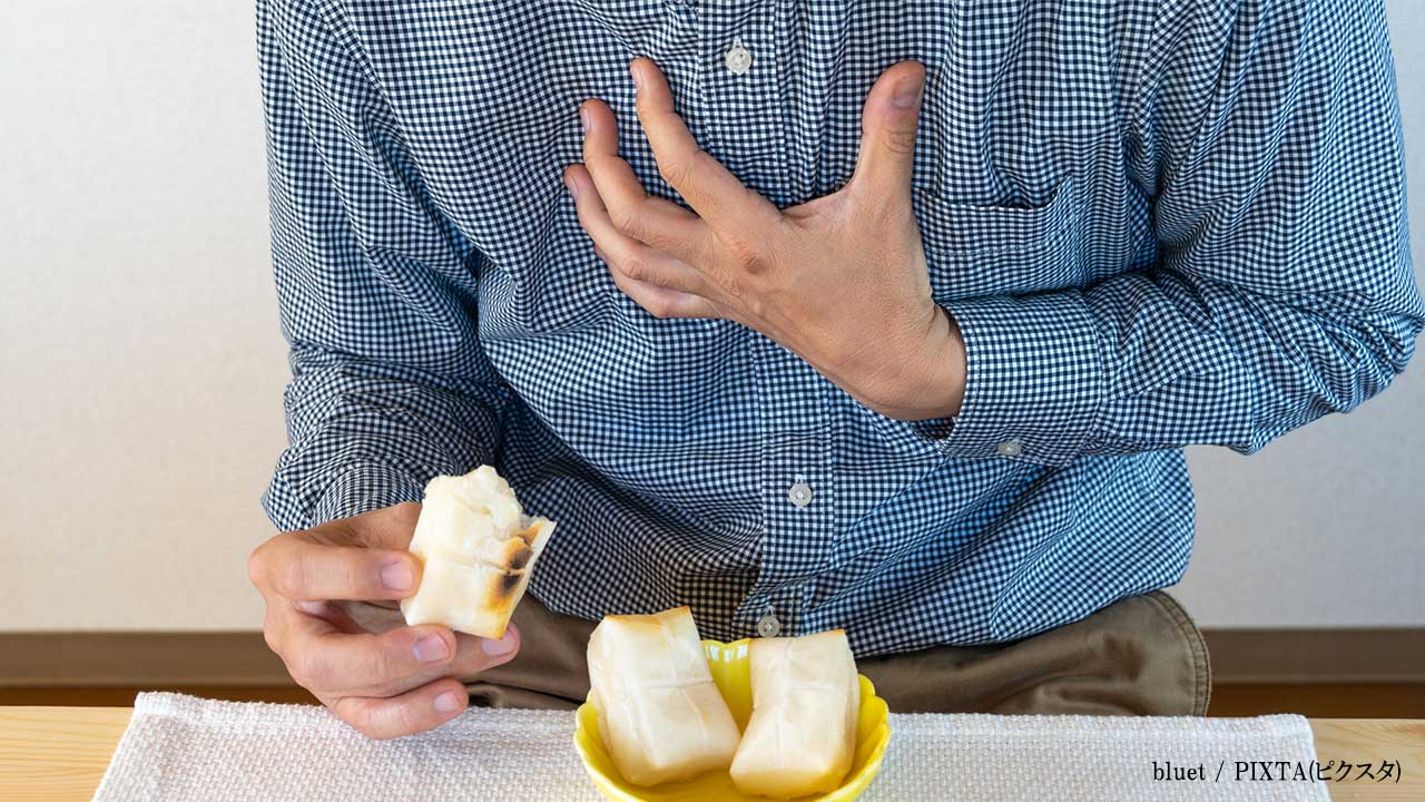 餅をノドにつまらせた人の画像