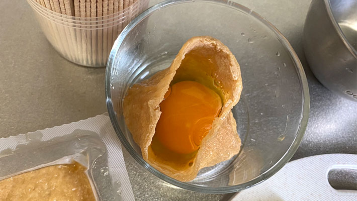 『いなり揚げのレンジ卵巾着』を作る写真