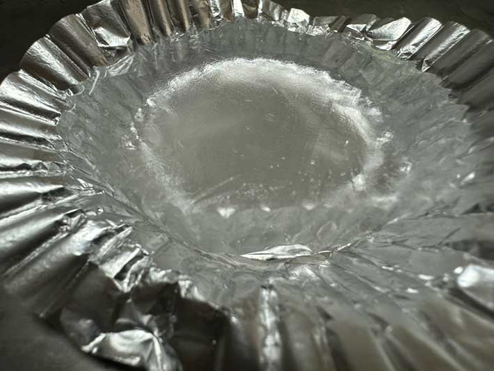 アルミカップで氷を作る方法