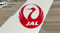 飛行機に描かれた日本航空（JAL）マークの写真