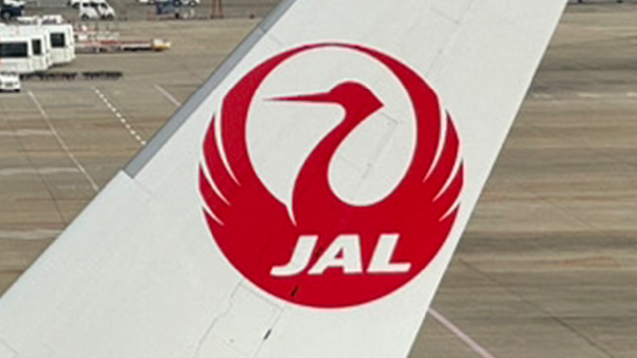 飛行機に描かれた日本航空（JAL）マークの写真