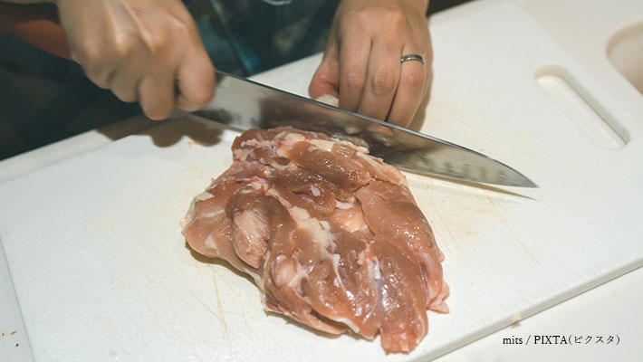 鶏もも肉をカットする写真