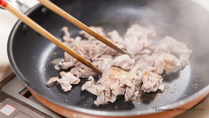 豚肉を焼く写真