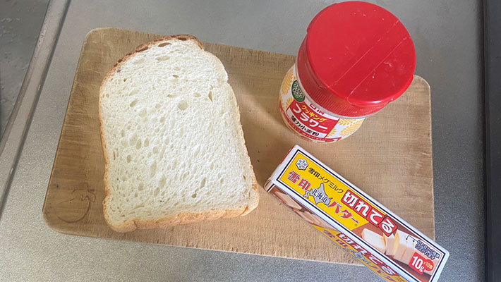 食パンと小麦粉とバターの写真